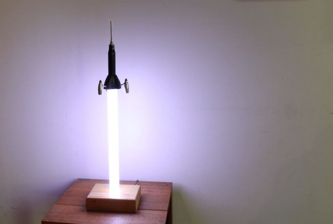 Настольная лампа в виде взлетающей ракеты