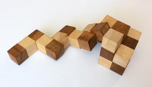 Головоломка «змейка» из деревянных кубиков