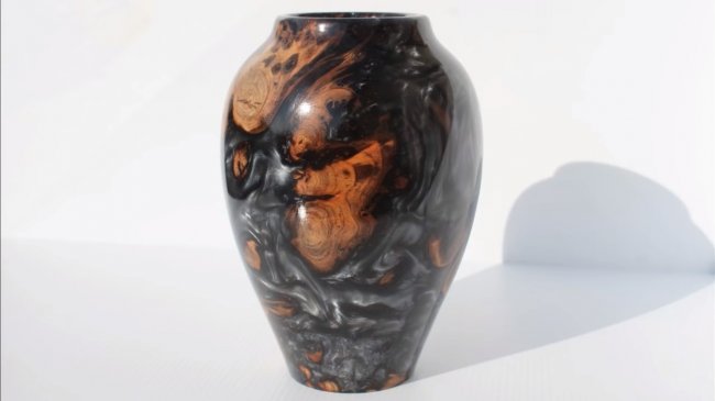 Уникальная ваза из смолы и пня