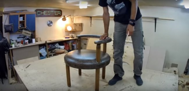 Кресло-стул из кожи на деревянных ножках