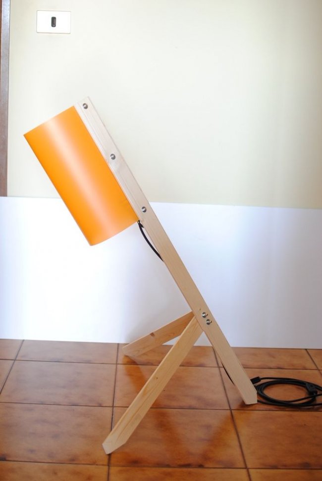 Минималистический светильник из деревянного профиля и гибкой плёнки