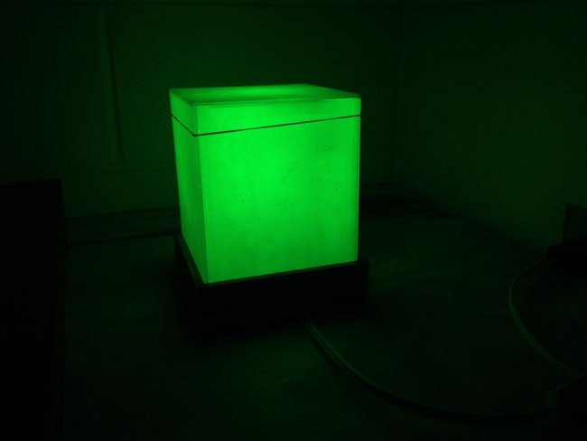 Минималистический светящийся куб